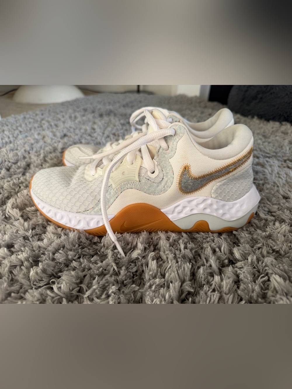 Nike womenโs sneakers white and cream
